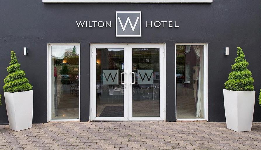 Wilton Hotel Брей Екстериор снимка